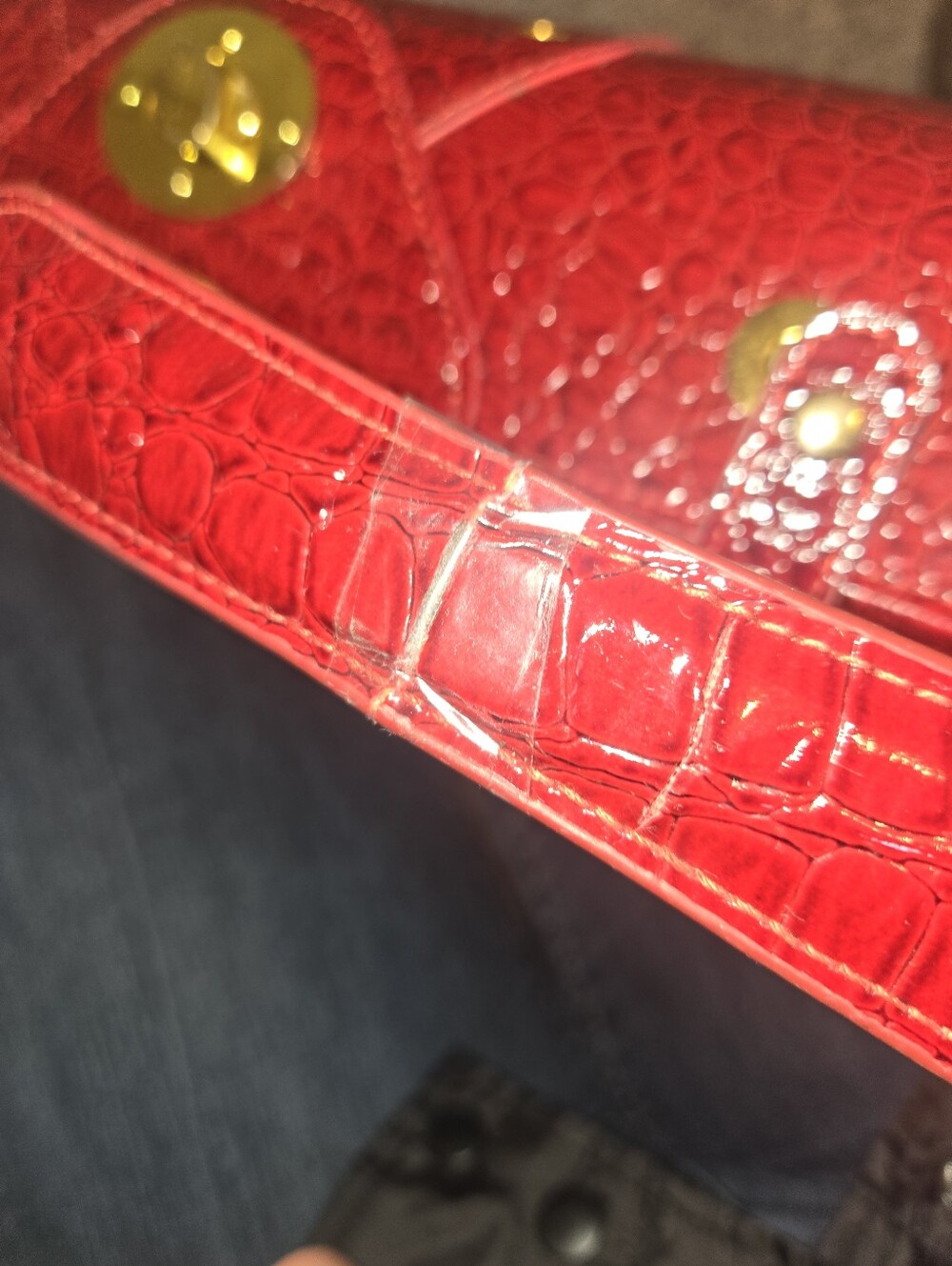 Red Croc-Embossed Barrel Handbag with Gold Chain For Wine Bottle - Picture 4 of 14